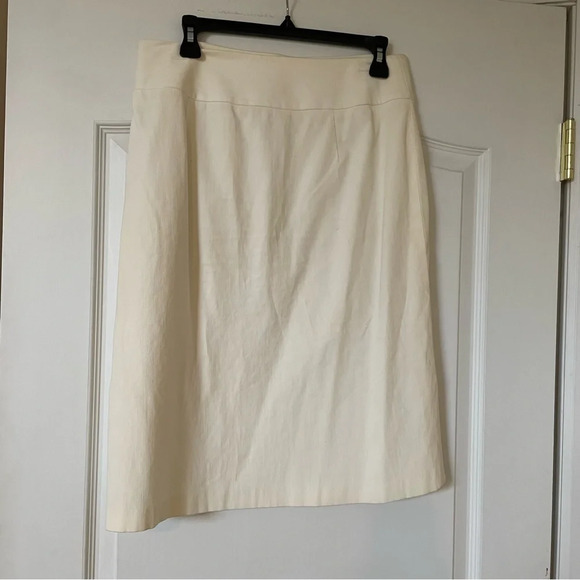 Banana Republic Dresses & Skirts - Banana Republic Stretch White Pencil Skirt Size 8